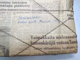 Sanomalehtiä lakon (yleislakko) ajalta maaliskuu 1956 -hyvin taiteltu ja narulla sidottu nippu, ei avattu, joten tarkka sisältö ei tiedossa