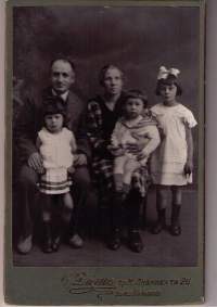 Kolme lapsisen perheen valokuva vuodelta 1928.