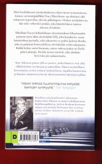 Joka lapsia ja koiria rakastaa, 2016.Vartiointipäällikkö Tracyn kohtalokas päätös saa  kohtalot risteämään, eikä yksikään hyvä teko jää rankaisematta. Rikosromaani