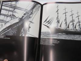 Das grosse Buch der Windjammer -suurten purjelaivojen esittelyä, myös suomalaisomistuksesssa olleita aluksia