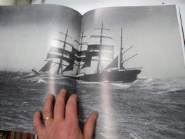 Das grosse Buch der Windjammer -suurten purjelaivojen esittelyä, myös suomalaisomistuksesssa olleita aluksia