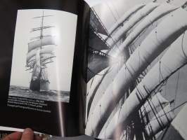 Das grosse Buch der Windjammer -suurten purjelaivojen esittelyä, myös suomalaisomistuksesssa olleita aluksia