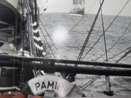 Das grosse Buch der Windjammer -suurten purjelaivojen esittelyä, myös suomalaisomistuksesssa olleita aluksia