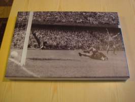 1958 jalkapallo MM, Liedholm tekee maalin, canvastaulu, koko 20 cm x 30 cm. Teen näitä vain 100 numeroitua kappaletta. Yksi heti valmiina lähetettäväksi.