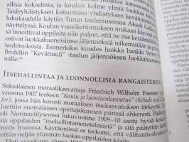 Tulevaisuutta rakentamassa  Turun Lyseo 1903 - 2003