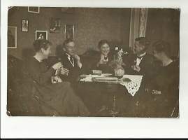 Poker-Sällskapet Jpulupäivänä 1919 Turku  - valokuva 9x13 cm