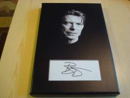 David Bowie, canvastaulu, koko 20 cm x 30 cm. Teen näitä vain 50 numeroitua kappaletta. Yksi heti valmiina lähetettäväksi.