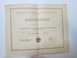 Ammattienedistämislaitos - Kurssitodistus, Viljo Mäentausta maatal. voimakonekurssi Loimaa 1939 42 oppituntia, 10.6.1939, allekirjoitus Väinö Valkola &amp; Paavo Pero