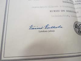 Ammattienedistämislaitos - Kurssitodistus, Viljo Mäentausta maatal. voimakonekurssi Loimaa 1939 42 oppituntia, 10.6.1939, allekirjoitus Väinö Valkola &amp; Paavo Pero