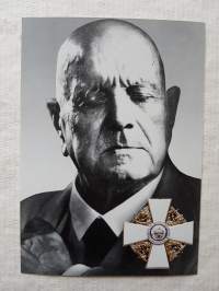 Jean Sibelius 1865-1957. Suomen Valkoisen Ruusun suurristi jalokivien kera myönnetty 1950.