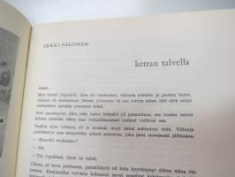 Tuli mies tupestaan - Manuscript -63 -kulttuurikatsaus satakuntalaisten taiteilijoiden tuotantoon &quot;antologia&quot; vastalauseena muun Suomen syrjivään asenteeseen