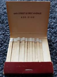 Maxwell&#039;s Plum, 64th street &amp; First Avenue Manhattan -tulitikut. Maxwell&#039;s Plum suljettiin 10. heinäkuuta 1988.