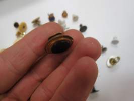 Erä miesten paidoissa / irtokauluksissa 1900-luvun alkupuolella käytettyjä nappeja, yli 30 kpl -old buttons for men´s loose collars
