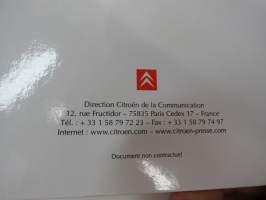 Citroën - Mondial de L´automobile 2002 binder, in english -englanninkielinen mallistoesittelykansio vuoden 2002 autonäyttelyyn