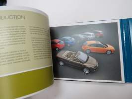 Ford Focus Coupe / Cabriolet 2006 -lanseeraus -mallistoesittelykansio / press release binder