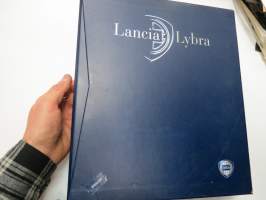 Lancia Lybra -mallistoesittelykansio / lehdistötiedote kansio, pressikuvia ym. / press release binder