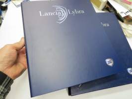 Lancia Lybra -mallistoesittelykansio / lehdistötiedote kansio, pressikuvia ym. / press release binder