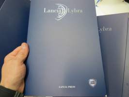 Lancia Lybra -mallistoesittelykansio / lehdistötiedote kansio, pressikuvia ym. / press release binder