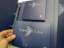 Lancia Lybra -mallistoesittelykansio / lehdistötiedote kansio, pressikuvia ym. / press release binder