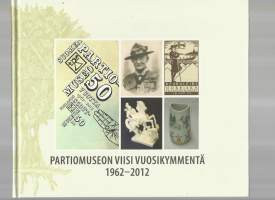Partiomuseon viisi vuosikymmentä 1962-2012 / [toimituskunta: Sami Tantarimäki ... ja muita] ; [piirrokset: Sami Tantarimäki].