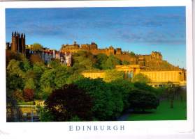 Postikortti Edinburghista.. Kuvasa  Scottis National gallery  ja  Edinburghin  linna. Kulkenut 2016. Hyvät  postimerkit