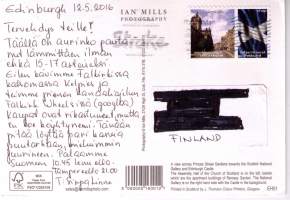 Postikortti Edinburghista.. Kuvasa  Scottis National gallery  ja  Edinburghin  linna. Kulkenut 2016. Hyvät  postimerkit