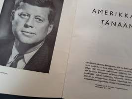 Amerikka tänään. Amerika idag. Helsinki Messuhalli 25.5. - 11.6.1961 - juliste. Design James Valkus