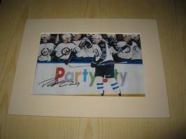 Patrik Laine, Winnipeg Jets, NHL, paspiksen koko on noin 15 cm x 20 cm, kuva on uusintapainos. Hieno esim. lahjaksi. Ota yhteyttä jos haluat tämän kehystettynä.