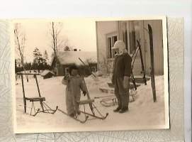 Talven kulkuneuvoja sukset kelkka ja potkuri valokuva 1950-luku