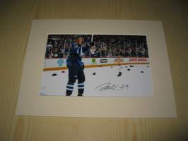 Patrik Laine, Winnipeg Jets, NHL, paspiksen koko on noin 15 cm x 20 cm, kuva on uusintapainos. Hieno esim. lahjaksi. Ota yhteyttä jos haluat tämän kehystettynä.