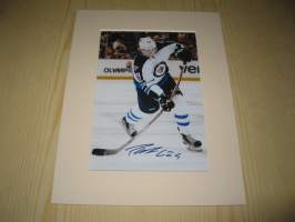 Patrik Laine, Winnipeg Jets, NHL, paspiksen koko on noin 15 cm x 20 cm, kuva on uusintapainos. Hieno esim. lahjaksi. Ota yhteyttä jos haluat tämän kehystettynä.