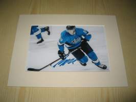 Patrik Laine, Winnipeg Jets, NHL, paspiksen koko on noin 15 cm x 20 cm, kuva on uusintapainos. Hieno esim. lahjaksi. Ota yhteyttä jos haluat tämän kehystettynä.