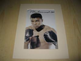 Muhammad Ali, nyrkkeily, paspiksen koko on noin 15 cm x 20 cm, kuva on uusintapainos. Hieno esim. lahjaksi.