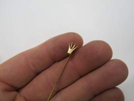 Triumph -liivimyyjän rintamerkki / pin