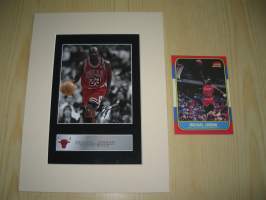 1986 Michael Jordan, Chicago Bulls NBA-kortin virallinen replika (tehty vuonna 1996) ja valokuva jossa nimikirjoitus painettu. Paspiksen koko 15 cm x 20 cm.