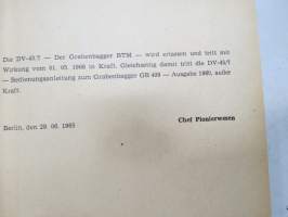 Der Grabenbagger BTM (DV-45/7) - A 052/1/107 -juoksuhaudan / suojakaivannon kaivinkone BTM-alusta, käyttöohjekirja / tekniset tiedot / huoltoa -trench digger tank