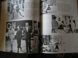 A.PICTORIAL HISTORY OF THE MOVIE MUSICAL.A by JOHN SPRINGER  introduction by  GENE KELLY   vakitan tarjous helposti paketti 19x36 x60 cm paino 35kg 5e.