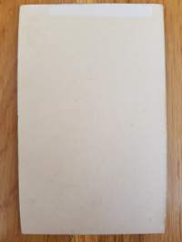 CDV - Visiittikorttivalokuva. -Kiva hattu-. Kuvaamo Anna Blomberg Borgå, hän toimi kuvaajana 1905-1947 ja omisti kuvaamon 1907-1947.