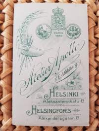 CDV - Visiittikorttivalokuva, Atelier Apollo K.E. Ståhlberg, Aleksanterinkatu 13 Helsinki.