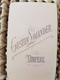 CDV - Visiittikorttivalokuva. Gustin Lojander Tampere. Hänellä oli kolme kuvaamoa, jotka toimivat vuosina 1892-1914.