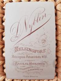 CDV - Visiittikorttivalokuva. D. Nyblin Fabianinkatu No 31 Helsinki, vuodesta 1881.