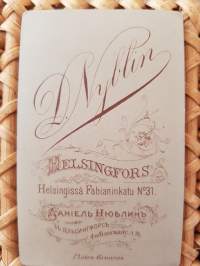 CDV - Visiittikorttivalokuva. D. Nyblin Fabianinkatu No 31 Helsinki, vuodesta 1881.