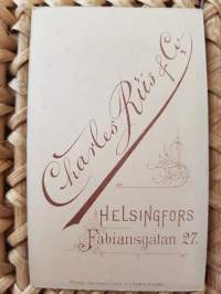 CDV - Visiittikorttivalokuva. Charles Riis &amp; Co Fabiansgatan 27 Helsingfors, vuodesta 1881 vuoteen 1882.