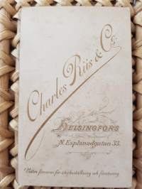 CDV - Visiittikorttivalokuva. Charles Riis &amp; Co N.Esplanadgatan 33 Helsingfors, vuodesta 1893 vuoteen 1898.