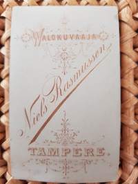 CDV - Visiittikorttivalokuva. Walokuvaaja Niels Rasmussen Tampere