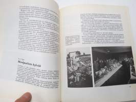 Suomen lapsen pitkä marssi - Mannerheimin Lastensuojeluliiton vaiheita ja Arvo Ylpön muistelemaa -Arvo Ylppö -nimikirjoitus etulehdellä (4.6.1988)