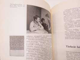 Suomen lapsen pitkä marssi - Mannerheimin Lastensuojeluliiton vaiheita ja Arvo Ylpön muistelemaa -Arvo Ylppö -nimikirjoitus etulehdellä (4.6.1988)