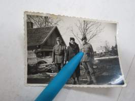 Sotamiehet, äiti + kanttiauto -valokuva / photograph