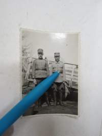 Sotamiehet x 2 -valokuva / photograph