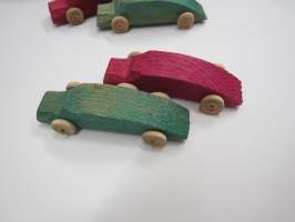 Leikkiauto  / puuauto - &quot;Littoisten Puu ja Paperi&quot; - 2 kpl autoja 1940-luvulta, punainen ja vihreä, yhteishintaan 5,00€